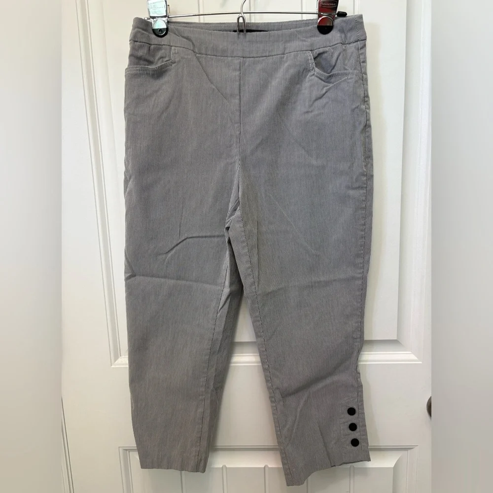 Bella Rose grey/white pinstripe Capri with 3 button detail. Size Large.